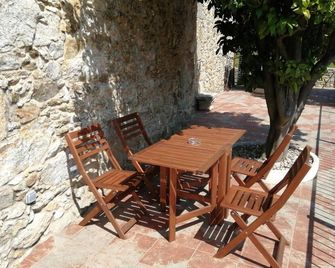 O Cruceiro - Boiro - Patio