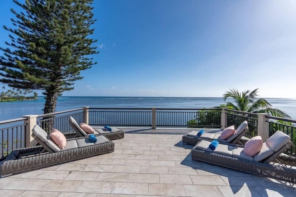 Wailupe Seaside 6BR by Gather: Beachfront w/ Luxury Guest House - Honolulu - Balcony