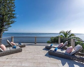 Wailupe Seaside 6BR by Gather: Beachfront w/ Luxury Guest House - Honolulu - Balcony