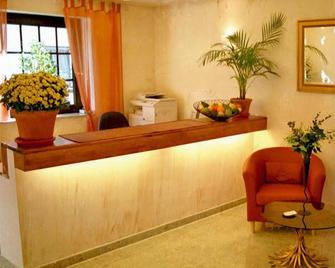 Hotel Refrather Hof - Bergisch Gladbach - Front desk