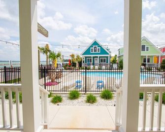 Blissful Bayou - 1 Bed/2 Loft Lakeside Cottage! - セリーナ - バルコニー