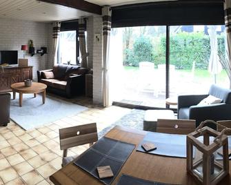 Edge of dunes and near the beach - perfect location and loving furnishings: Zeeduin 28 - Westenschouwen - Sala de estar