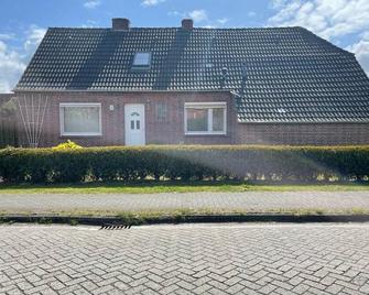 NEW holiday home on Moorweg - Südbrookmerland - Gebäude