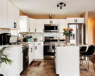 New&Modern Apartment only 4 miles away from Midway Airport. - Burbank - Kitchen