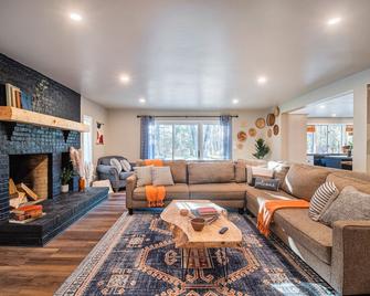 2 Houses, 22+guests, 2 Hot Tubs, Renovat - Hawley - Living room