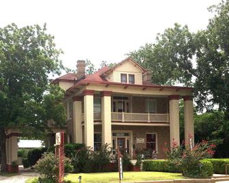 Luxury Lodging in the Heart of Historic Downtown Gonzales - Gonzales