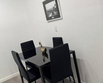 Renovated Condo Lake Eola View Great Location - Orlando - Dining room