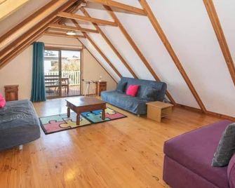 Ocean View walk to the beach & Surfers Point - Margaret River Properties - 프리벨리 - 거실