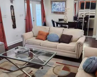 Two-bedroom house that sleeps 6 in St. George's. Your home away from home! - Saint George's - Sala de estar