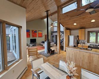 Stunning 4Bdrm Lake George Waterfront - Putnam Station - Comedor