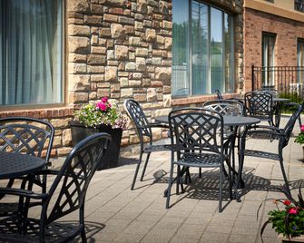 Holiday Inn Express & Suites Huntsville - Muskoka By IHG - Huntsville - Patio