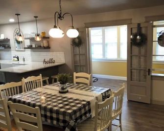 Relaxing 2-bedroom, 2-bathroom cottage in charming Gothenburg - Gothenburg - Dining room