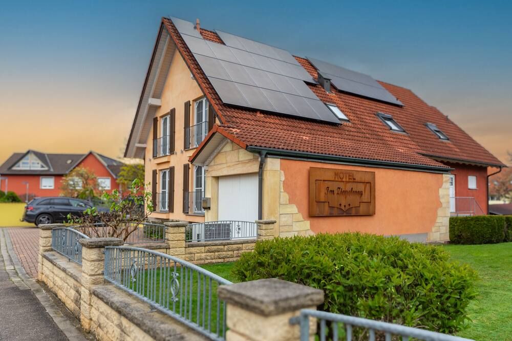 Hotel & Gästehaus Im Ziegelweg garni - Rust - Building