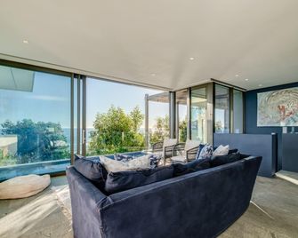 Unique Camps Bay Apartment w Private Pool Coral Sea - Cape Town - Living room