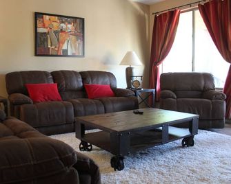 Serene Vacation Home With Private Heated Pool And Park - Surprise - Sala de estar
