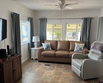 Newly Renovated Mobile home for rent in a 55+ park\n2 bedroom/ 1 bath - Largo - Living room