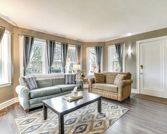 Pet-Friendly Family Apartment - Near Nu Campus! - Evanston - Living room