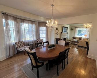 Large, spacious home centrally located that is both family and pet friendly. - Yakima - Eetruimte