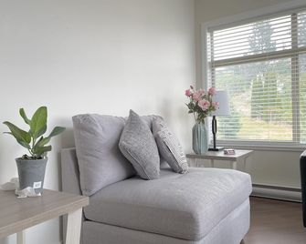 Pools are open May 9th! Holiday Time in West Kelowna's hidden gem! 2BR 2 Bath - Summerland - Living room