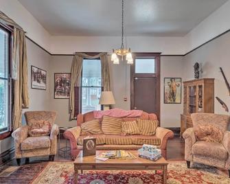 Pet-Friendly Shreveport Home about 1 Mile to Downtown! - Shreveport - Living room