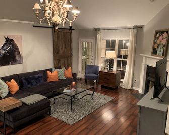 Nashvilles Boutique Getaway - Antioch - Living room
