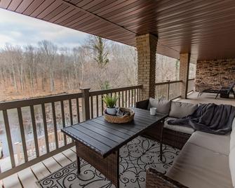 Lake Views & Access + Pool, Indoor/Outdoor Living, Family & Pet Friendly - Carbondale - Balcony