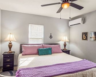 Nonie's Cozy Cottage I Home in Heart of Checotah - Checotah - Bedroom