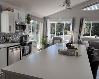 Bayview Bed and Breakfast - Mill Bay - Keittiö