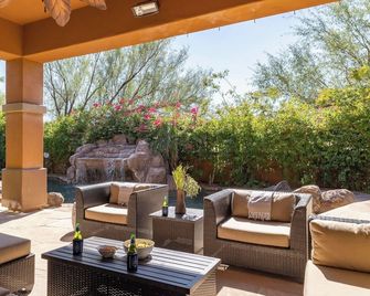 Scottsdale Desert Oasis w/ Pool, Putting Green & Outdoor Lounge Sandflower by Avantstay - Carefree