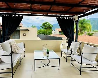 Beautifully Renovated 1 Bed Guest House - Walk to Everything - Roof Top Patio - Ajijic - Balcón