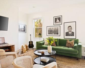 Hart Suite 9 by AvantStay Gorgeous Town House w Modern Amenities in Nashville - Nashville - Living room