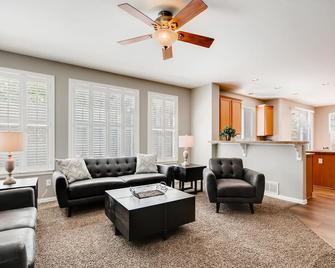 Gorgeous 4 Bedroom In Highlands Ranch! - Highlands Ranch - Living room