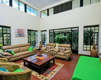 Pikidi Gardens - Bondo - Living room