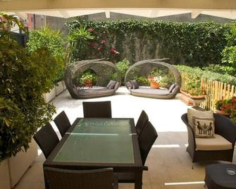 La Peonia Charming Accommodation - Cagliari - Patio