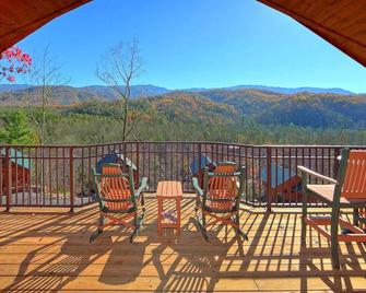 Moonstruck Apartment 1 - Gatlinburg - Balcony