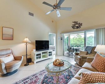 Naples Condo 10 Mi to Beach Pool and Hot Tub Access - Naples - Living room