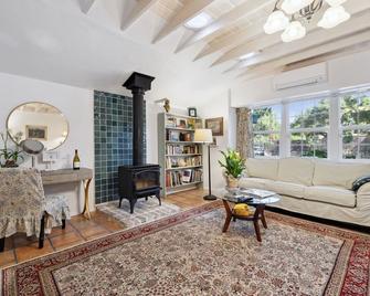 Casa Esquina: Cozy Studio in the Ojai Valley's “Mo Town” - Ojai - Living room