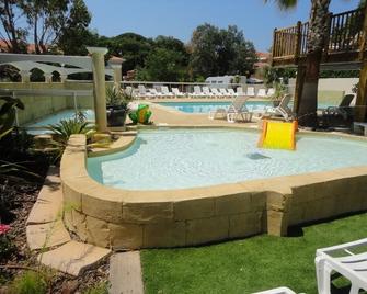Camping Les Acacias - Fréjus - Zwembad