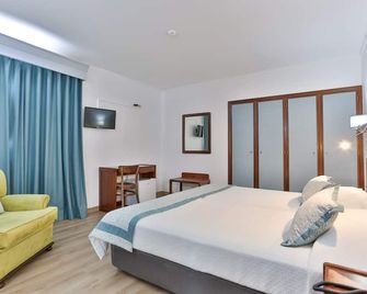 Hotel Arangues - Setúbal - Schlafzimmer
