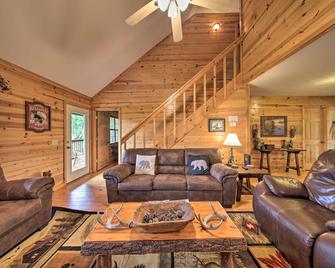 Rustic Young Harris Cabin with Fire Pit and Views - Young Harris - Living room