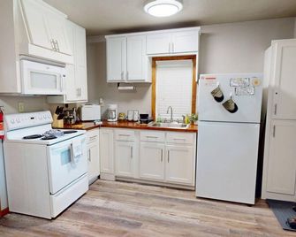 ️ Tiny House with Creek Access ️ - Anderson - Kitchen