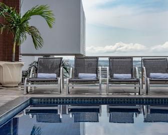 Hotel Adrianópolis All Suites - มาเนาส์ - สระว่ายน้ำ