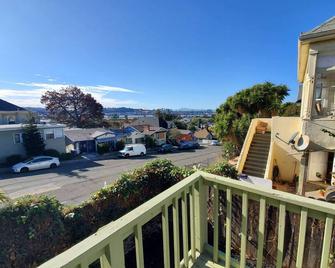 Minutes from Napa and SF. 2 bedroom house with bay views - Vallejo - Balcony
