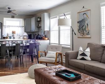 Downtown NB Cottage, Backyard, Fire Pit, walkable - New Buffalo - Living room