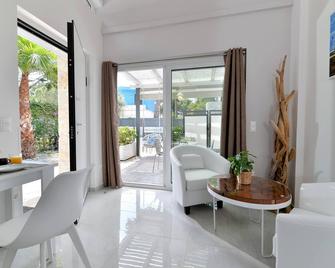 Alekos Luxury Suites Free Transportation From - To Airport - Artémida - Living room