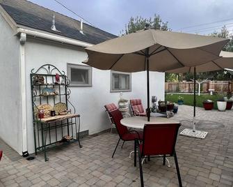 Come experience this cozy cottage in the heart of it all! - Carson City - Patio