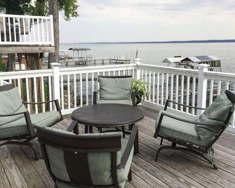 Winey Duck Cottage:' Pet Friendly Contemporary w/Hot Tub on Seneca Wine Trail - 드레스덴 - 발코니