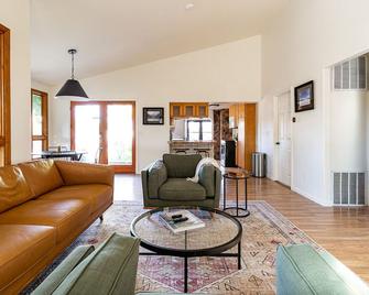 5-Star Lux Modern Cabin in DT Fruita ❊ Dog Friendly❊ - Fruita - Living room