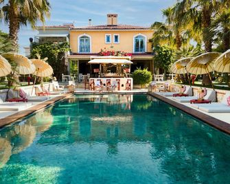 La Capria Suite Hotel - אלאקאטי - בריכה