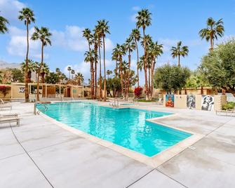 Well-designed & modern villa with patios, pool & hot tub - walk to downtown - Palm Springs - Piscina